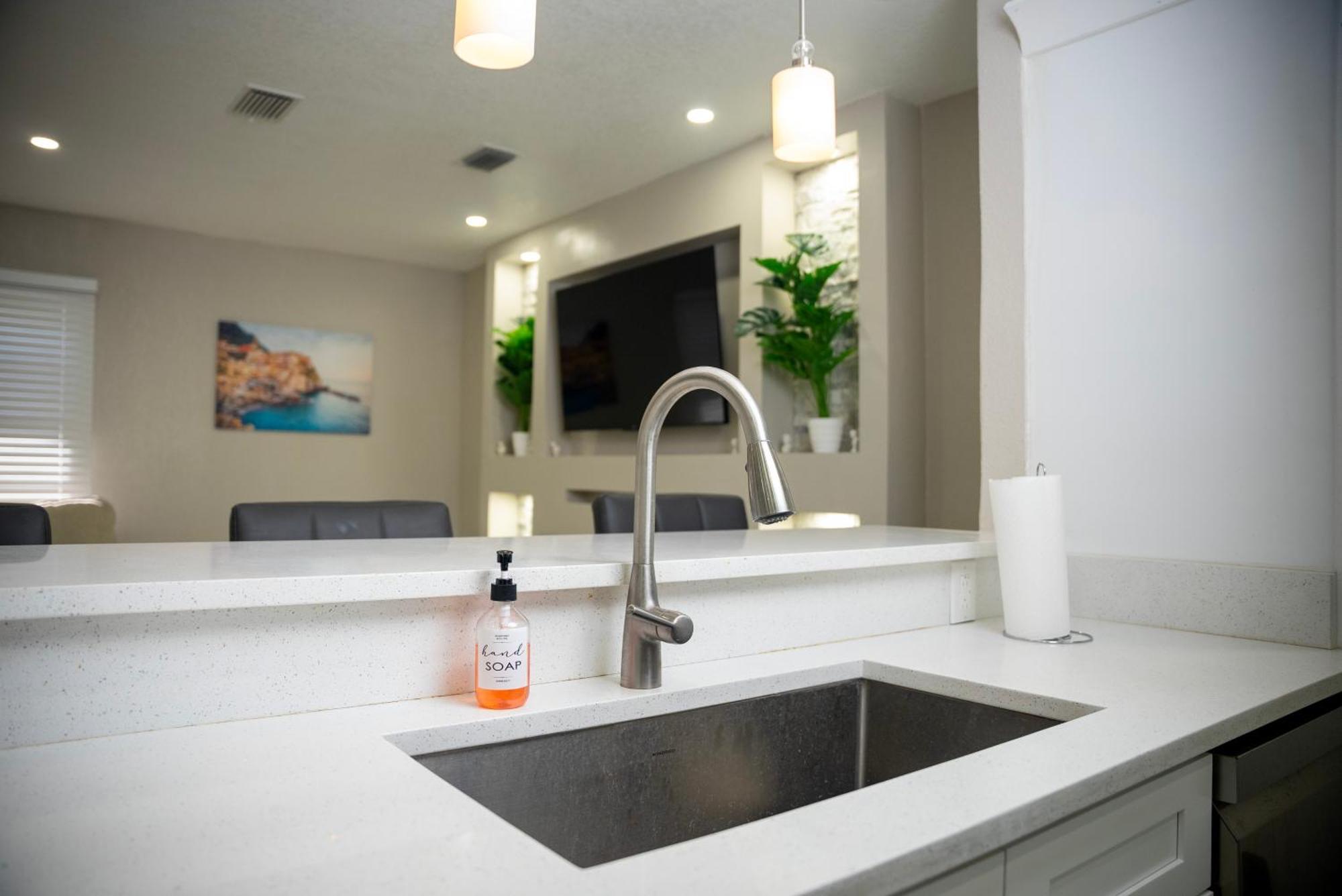 Stunning Modern Home In Tampa With Pool - Just 5 Minutes From Airport! Exterior photo