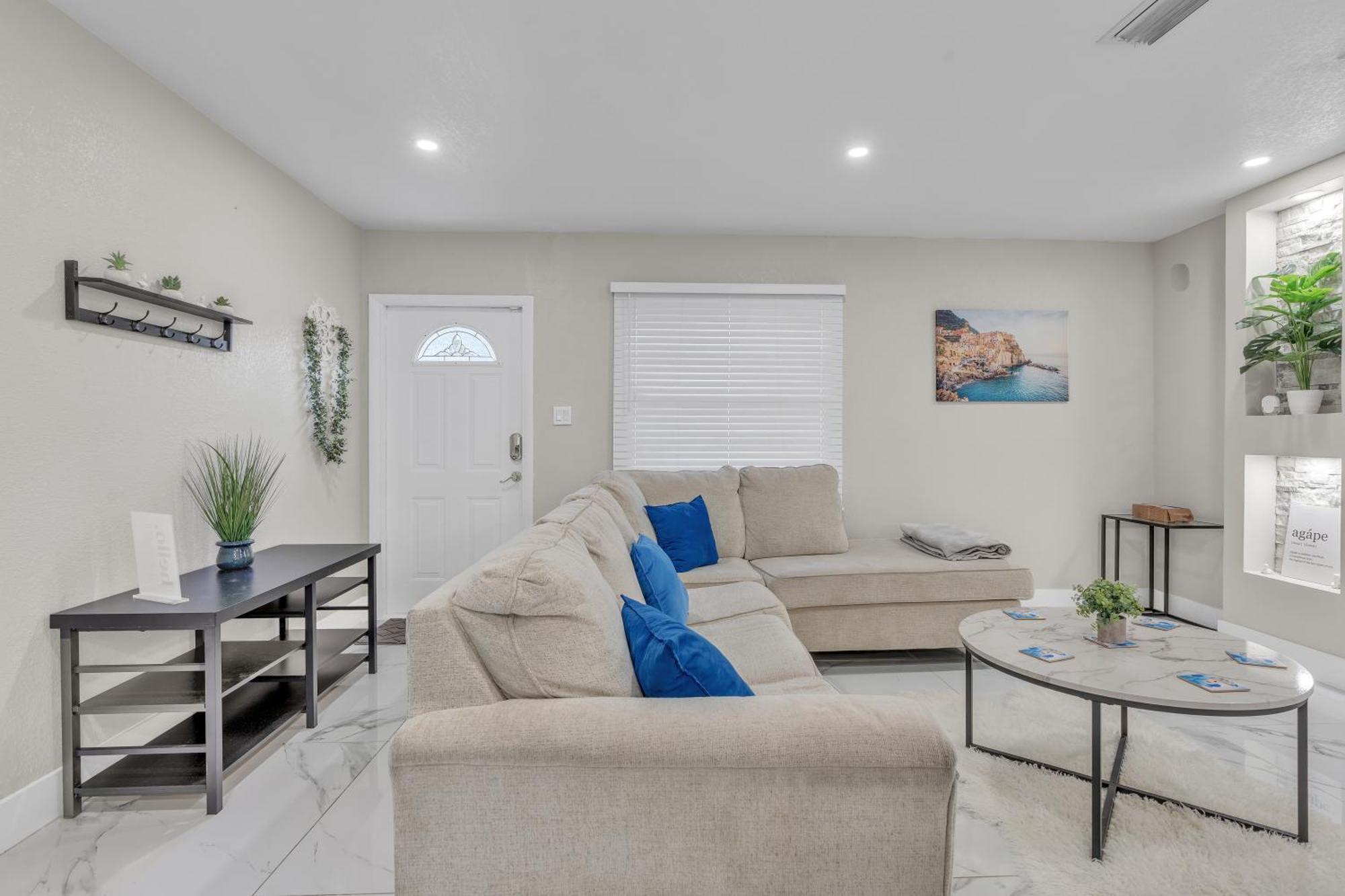 Stunning Modern Home In Tampa With Pool - Just 5 Minutes From Airport! Exterior photo