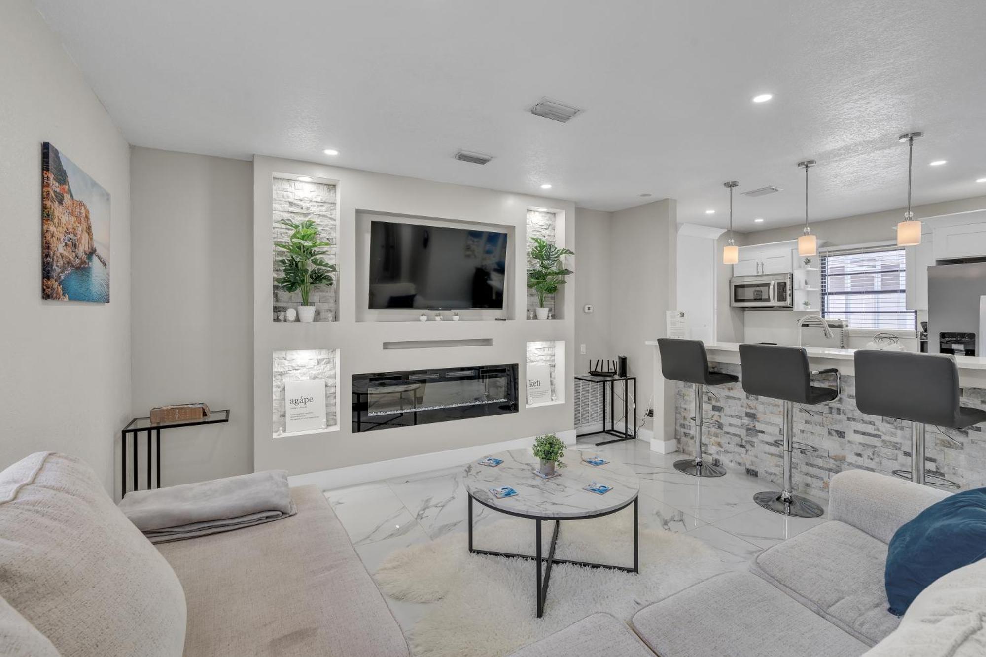 Stunning Modern Home In Tampa With Pool - Just 5 Minutes From Airport! Exterior photo