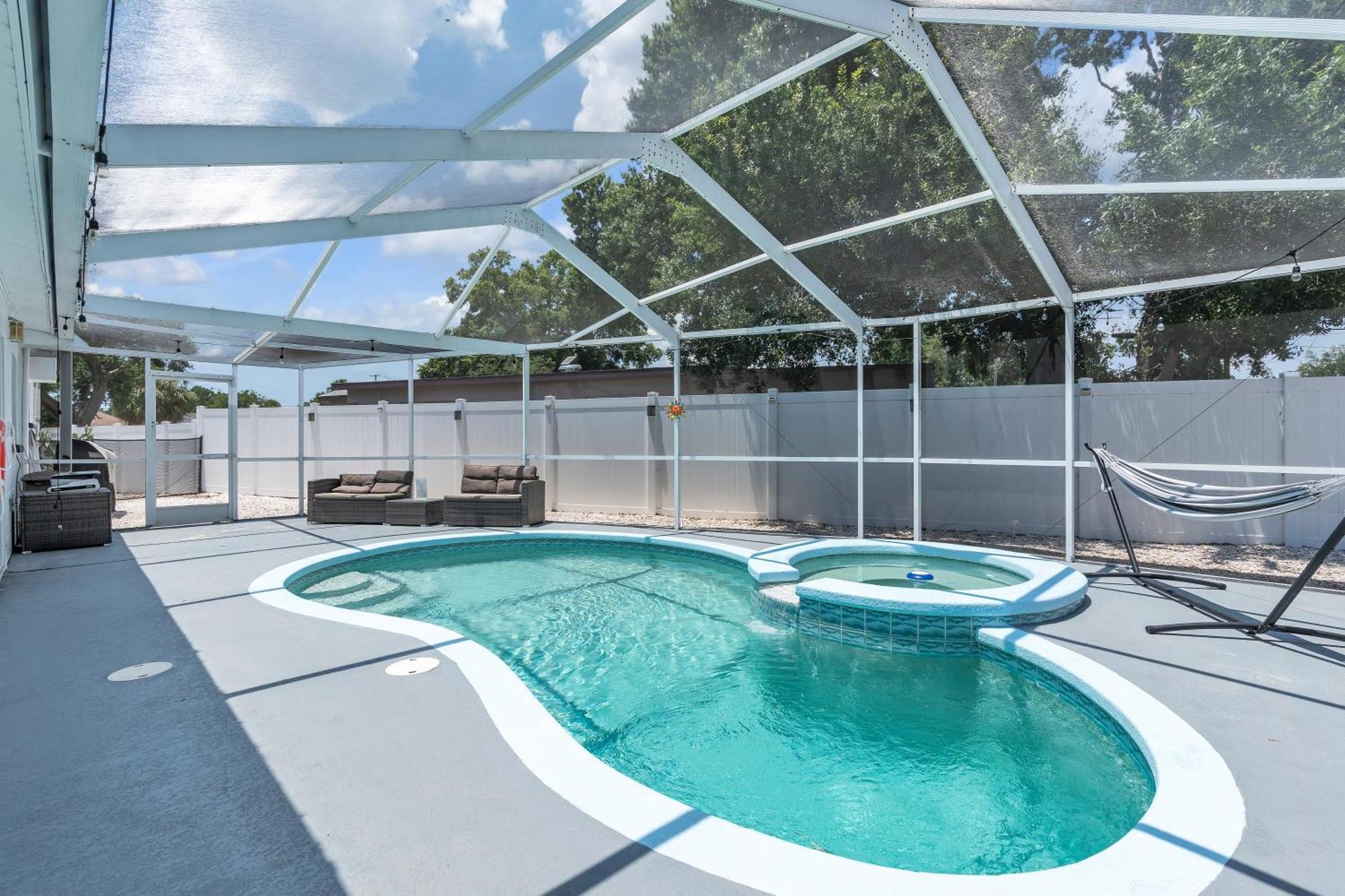 Stunning Modern Home In Tampa With Pool - Just 5 Minutes From Airport! Exterior photo
