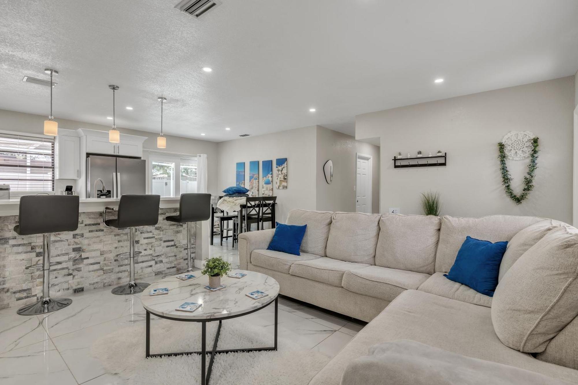 Stunning Modern Home In Tampa With Pool - Just 5 Minutes From Airport! Exterior photo