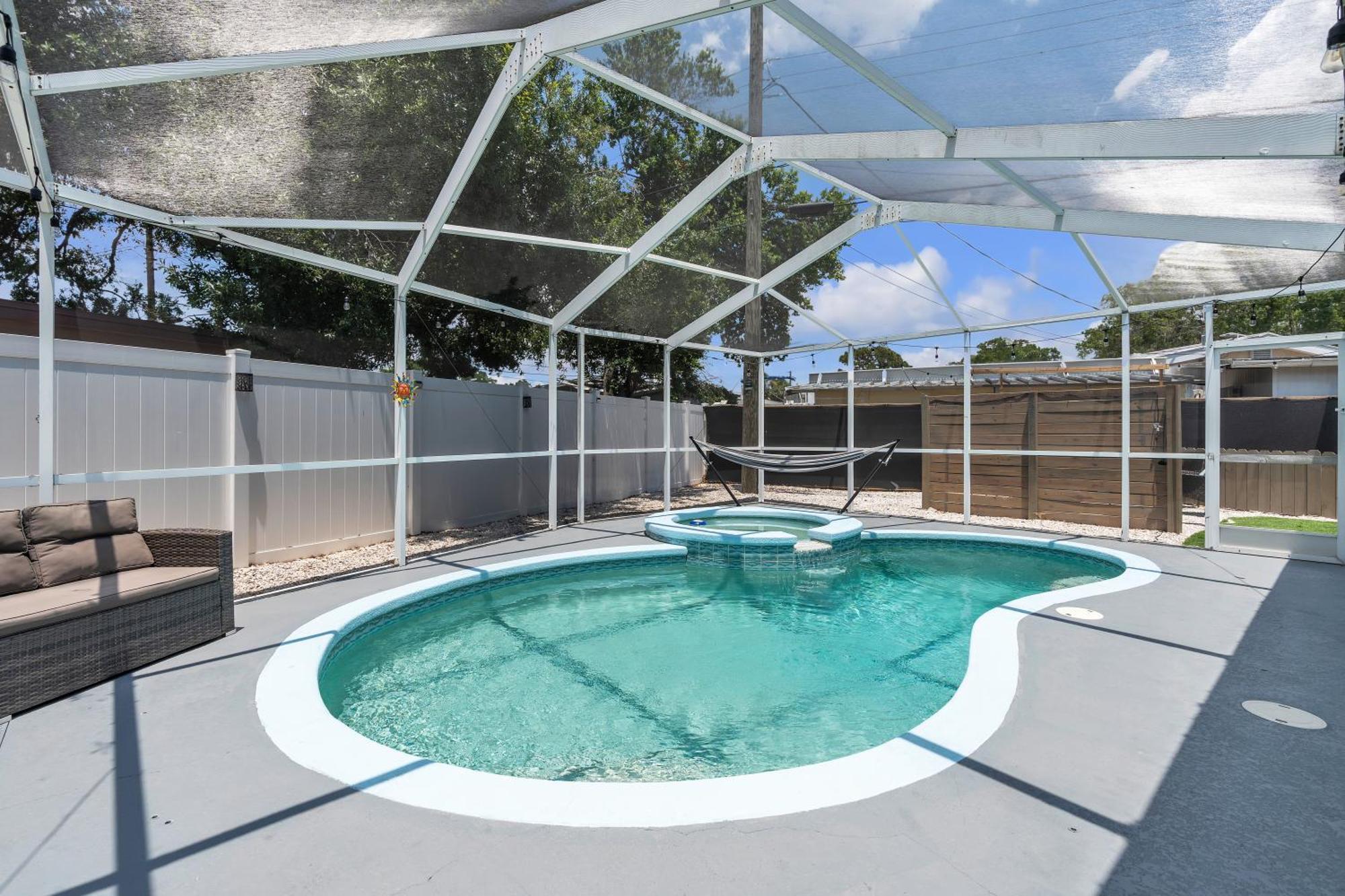 Stunning Modern Home In Tampa With Pool - Just 5 Minutes From Airport! Exterior photo