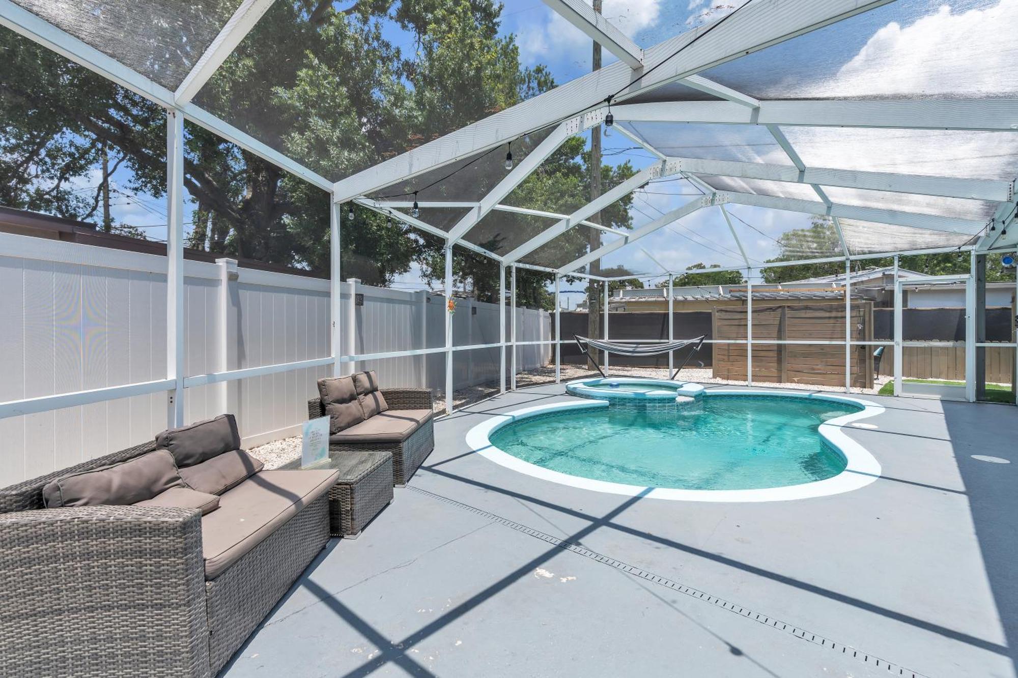 Stunning Modern Home In Tampa With Pool - Just 5 Minutes From Airport! Exterior photo